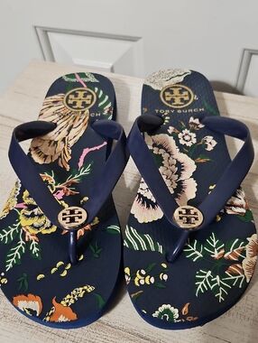 Tory Burch EUC Navy Floral Logo Thong Sandals